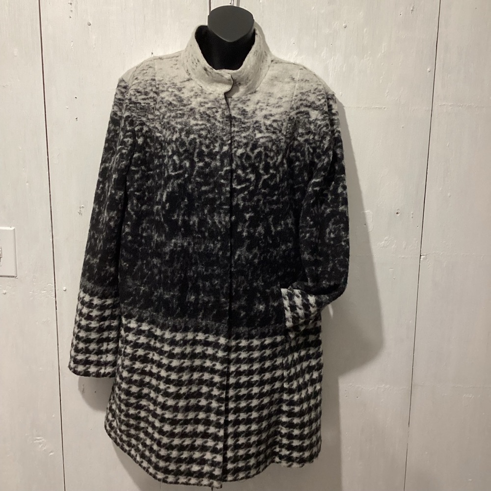 Women’s Context wool blend multi-print black/white snap front coat. Size L